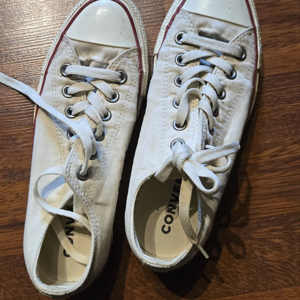 Converse Beige Low-Tops with Red Accents